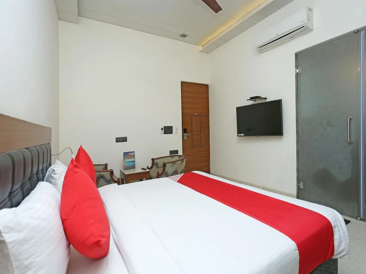 ***  Oyo 738 Hotel Green Castle Delhi  India