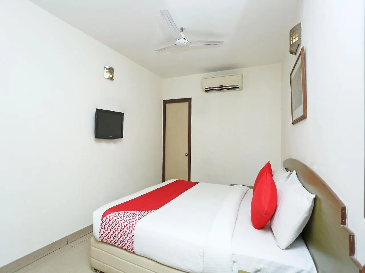 Oyo 738 Hotel Green Castle Delhi